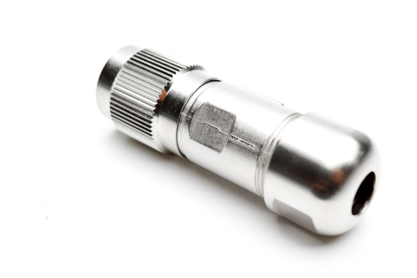 C091 31D008 100 4 Female Connectors with internal strain relief and metal locking ring. Complete EMI shielding in the fully mated and locked position (EMI security). Screw locking according to IEC 61076-2-106. Fully intermateable with C091D connectors.