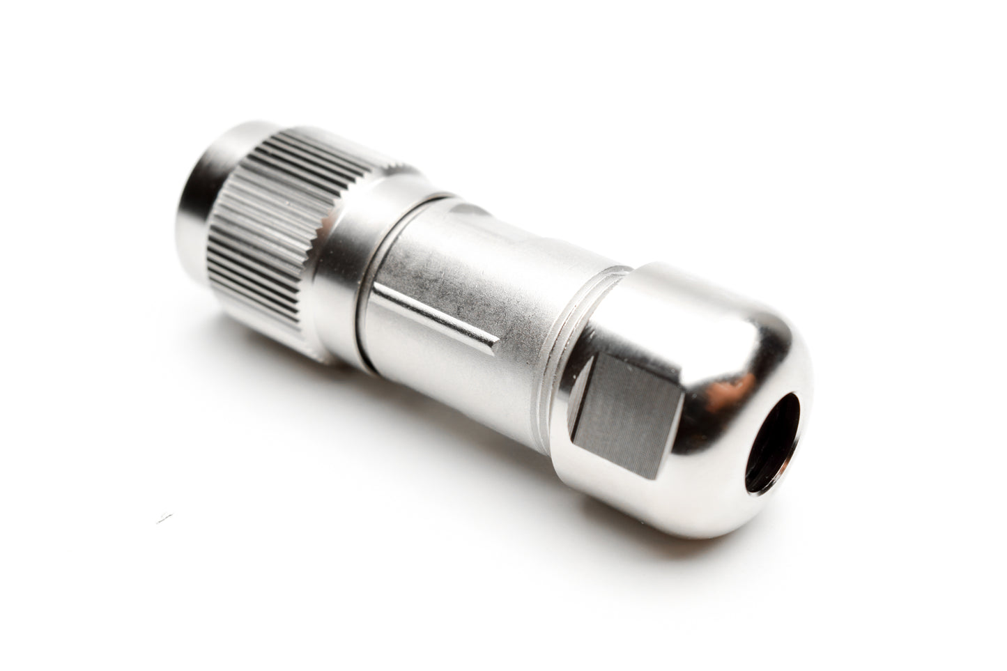 C091 11D008 000 4 Female Connectors with internal strain relief and metal locking ring. Complete EMI shielding in the fully mated and locked position (EMI security). Screw locking according to IEC 61076-2-106. Fully intermateable with C091D connectors.